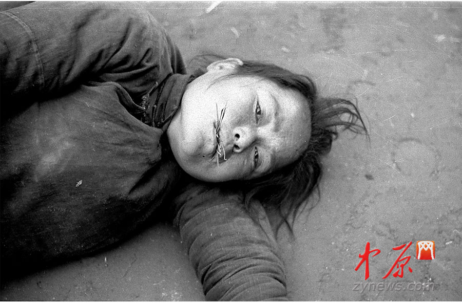 饑荒受災者，她嘴里咬了幾根草