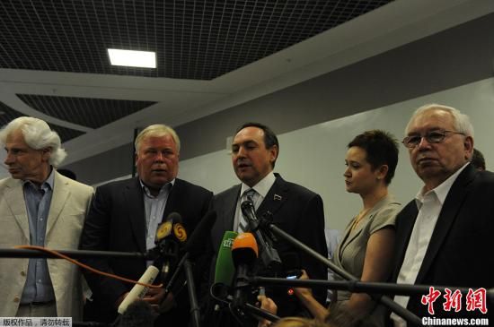 據(jù)外媒報道，美國“棱鏡”監(jiān)控計劃泄密者愛德華·斯諾登于莫斯科時間7月12日在莫斯科謝列梅捷沃機場與多家人權機構代表人士舉行會談。圖為參加會談的人權代表接受媒體采訪。