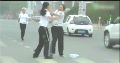 兩名“女交警”馬路中央廝打。圖/東方IC