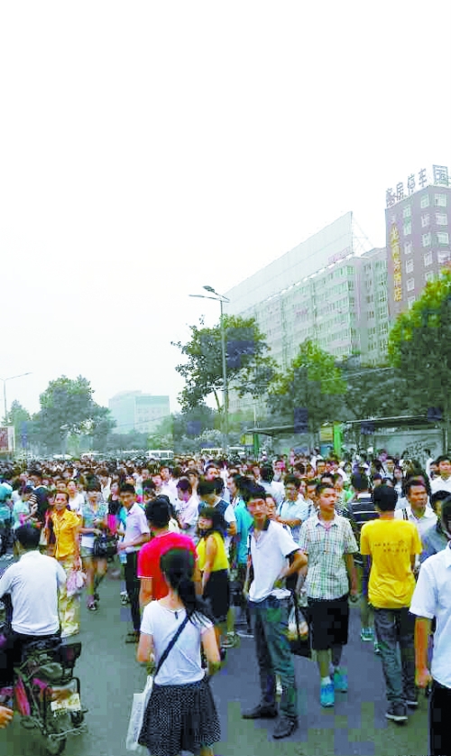 　早高峰等公交，場(chǎng)面蔚為壯觀（網(wǎng)友供圖）。