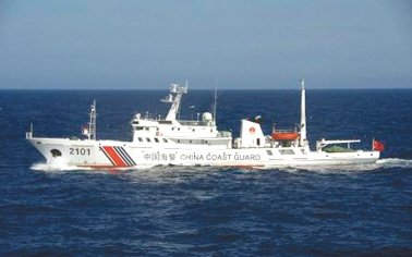 24日在釣魚島附近海域巡航的中國海警船。