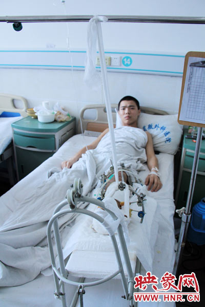 “如果有人肯幫我出4萬元的醫(yī)藥費(fèi)，我愿意為他免費(fèi)工作3年，多苦多累都行?！?月26日，躺在病床里上的