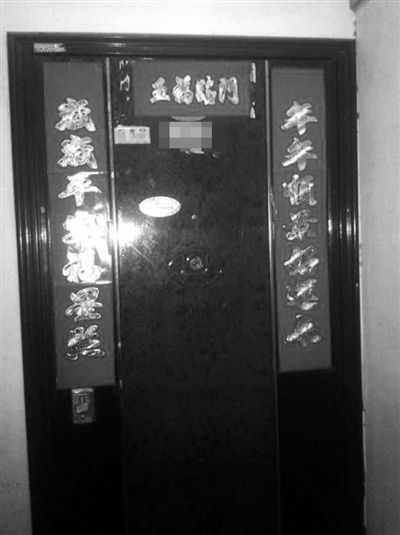 昨天22時(shí)許,被摔女童家房門(mén)緊閉,多名家屬稱,在協(xié)商處理孩子后事。新京報(bào)記者 楊鋒 攝