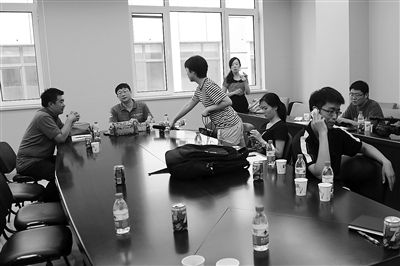 昨日，什剎海街道辦事處第四會(huì)議室，“什剎海女童練攤父親被打”事件的通氣會(huì)現(xiàn)場(chǎng)。