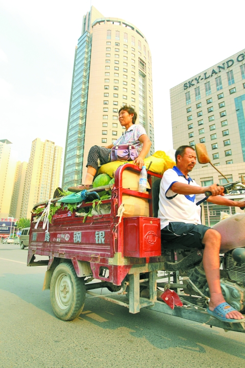 多賣(mài)瓜，瓜農(nóng)在烈日下奔波忙碌。