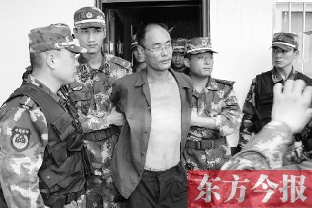 7月27日13時50分許，駐馬店市西平縣的“7·25”連環(huán)殺人案犯罪嫌疑人丁金華（左三）在禹州落網(wǎng)