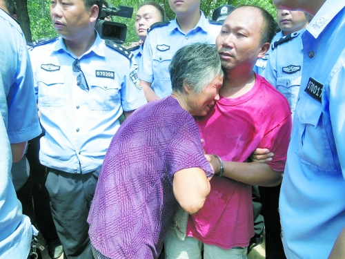 潛逃23年，歸案之時再見父母，最不能承受的究竟是誰？