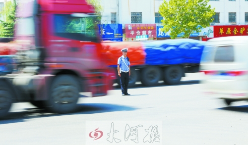 連霍高速受橋梁爆破影響禁止通車，310國(guó)道車流量迅速增加，當(dāng)?shù)亟痪块T安排大量警力保障道路暢通。