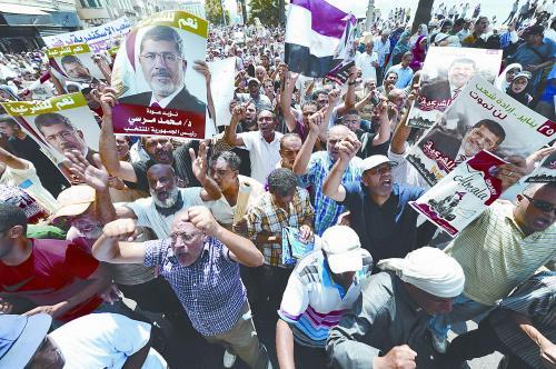 16日，穆爾西的支持者進(jìn)行“憤怒的星期五”大游行，抗議軍方清場行動(dòng)造成嚴(yán)重人員傷亡。
