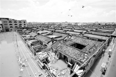 19日，廣東汕頭潮陽區(qū)和平鎮(zhèn)出現(xiàn)水浸現(xiàn)象。連日來，廣東省汕頭市潮陽區(qū)、潮南區(qū)普降暴雨。新華社發(fā)