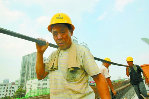 農(nóng)民工工作辛苦，權(quán)益理應(yīng)有保障。