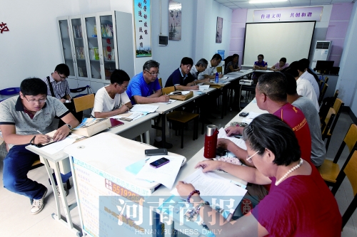 消費(fèi)者代表和旁聽(tīng)人員走進(jìn)社區(qū)，聽(tīng)取市民關(guān)于鄭州地鐵的意見(jiàn)和建議