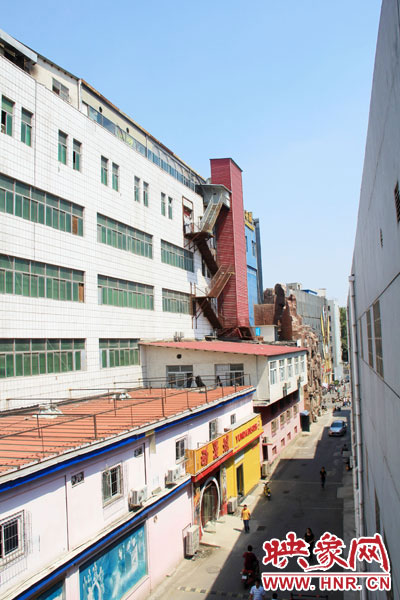 該家具賣場(chǎng)共6層樓，第7層建筑與其他樓層風(fēng)格迥然不同，有明顯后期加蓋痕跡