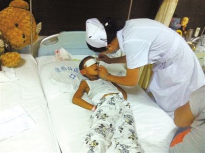 昨日傍晚，山西省眼科醫(yī)院醫(yī)生給斌斌點了兩次“眼藥水”。