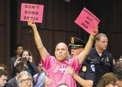 3日，美參議院外委會舉行敘利亞問題聽證會，民眾在現(xiàn)場示威，抗議美國軍事干預敘利亞。