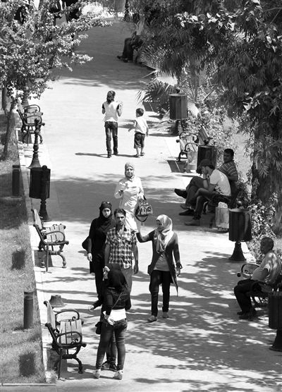 9月5日，敘利亞首都大馬士革，市民在街頭的一處公園內(nèi)散步。