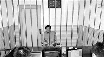 警方審訊犯罪嫌疑人“秦火火”。