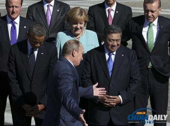 奧巴馬低頭不看普京，普京也閉眼做鬼臉并攤手表無奈。