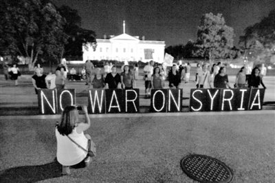 10日，華盛頓，美國(guó)反戰(zhàn)民眾在白宮前抗議對(duì)敘動(dòng)武。