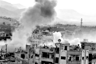 　10日公布的視頻顯示，敘利亞大馬士革地區(qū)，樓房遭重型火炮襲擊，現(xiàn)場(chǎng)濃煙滾滾。