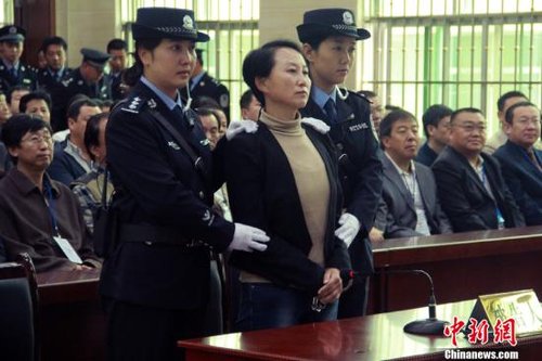 9月24日上午8時30分，陜西“房姐”龔愛愛涉嫌偽造、買賣國家機關(guān)證件一案，在陜西靖邊縣人民法院公開