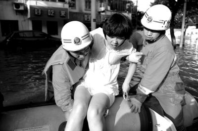 10月10日，前來(lái)余姚支援的杭州消防支隊(duì)武警官兵在南西路幫助轉(zhuǎn)移被困群眾。新華社發(fā)