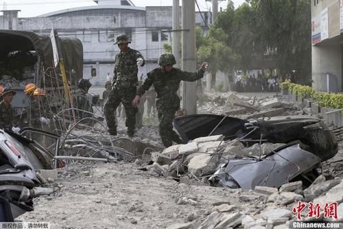 10月15日，菲律賓中部地區(qū)發(fā)生7.2級地震，災(zāi)情持續(xù)擴大，菲官方稱地震已造成宿務(wù)、保和等省份數(shù)十人遇難，數(shù)百人受傷，大批建筑物受損。圖為菲律賓軍方在搜救被困者。