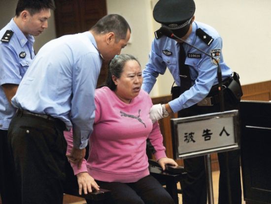 9月24日，在公訴人宣讀起訴書時，丁書苗因身體不停顫抖一度站立不穩(wěn)，被法警扶住