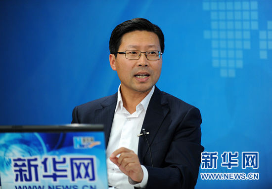 圖為嘉賓與主持人交談。新華網(wǎng) 陳競(jìng)超 攝