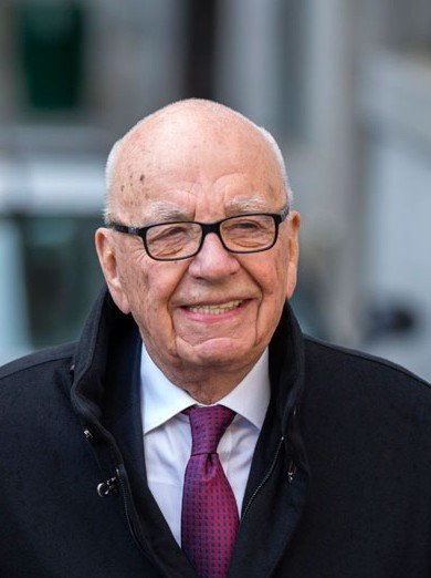 20日，從最高法院出來，默多克一臉輕松。路透社