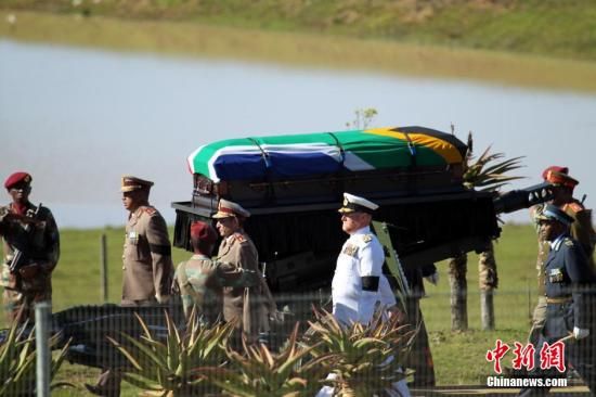 圖為南非海、陸、空三軍首腦為曼德拉護(hù)靈。宋方燦 攝