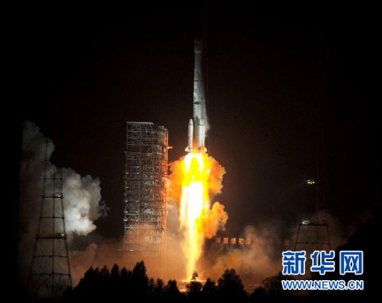 12月21日,載有玻利維亞通信衛(wèi)星的長征三號乙運載火箭點火發(fā)射。當日零時42分,我國在西昌衛(wèi)星發(fā)射中心用長征三號乙運載火箭,成功將玻利維亞通信衛(wèi)星發(fā)射升空,衛(wèi)星順利進入預定軌道。玻利維亞通信衛(wèi)星是該國擁有的第一顆衛(wèi)星。新華社記者 燕雁 攝