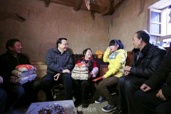 27日，李克強到安康旬陽金坡村看望留守兒童。