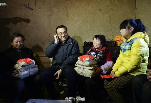 27日，李克強到安康旬陽金坡村看望留守兒童。