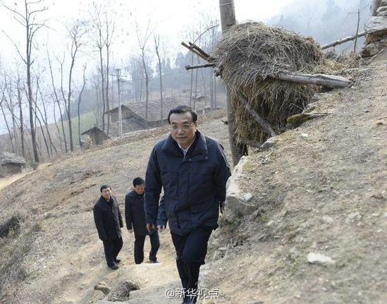 27日，李克強到安康旬陽金坡村看望留守兒童。