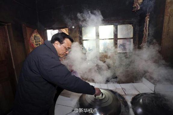 27日，李克強到安康旬陽金坡村看望留守兒童。