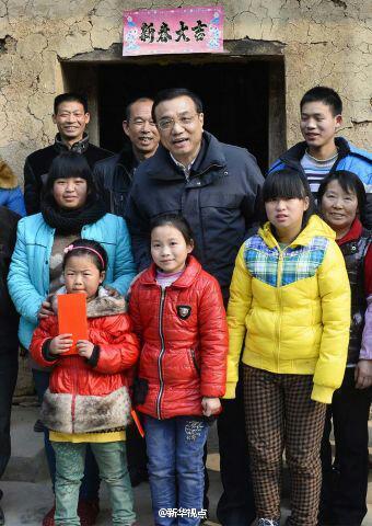 27日，李克強到安康旬陽金坡村看望留守兒童。