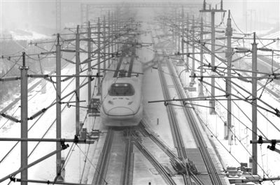 昨日，由武漢始發(fā)到北京G508次高鐵沿途被大雪覆蓋，列車廣播告知受降雪天氣影響，為確保行車安全降速運行，預(yù)計晚點1小時10分鐘。圖/CFP