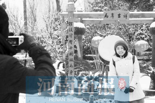 紫荊山公園里布置喜慶，引來不少游客合影留念。記者 楊東華/攝