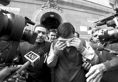 13日，印度議會下院開會時發(fā)生混亂，議員打作一團，甚至有議員噴辣椒噴霧，致使不少議員呼吸困難，倉促離