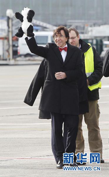 2月23日，在比利時(shí)首都布魯塞爾的國家機(jī)場，比利時(shí)首相迪呂波手舉熊貓玩具歡迎大熊貓“星徽”和“好好”