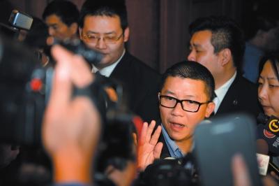 3月10日23時(shí)許，與馬航失聯(lián)航班部分乘客家屬乘坐同一航班的乘客在北京首都機(jī)場(chǎng)辦理值機(jī)手續(xù)。新華社