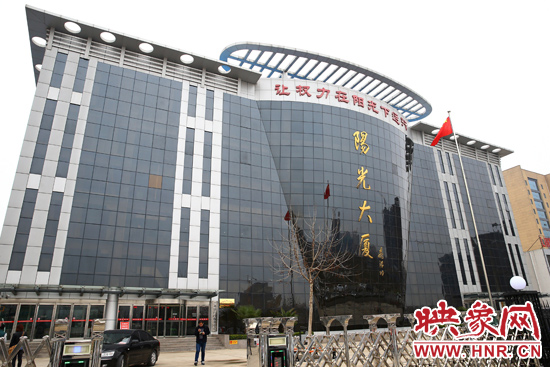 2011年4月，蘭考縣為民服務(wù)中心入住陽(yáng)光大廈，目前，共有行政職能部門39個(gè)