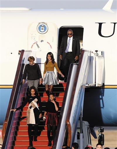 昨日下午5時(shí)30分，美國第一夫人米歇爾走出專機(jī)艙門，抵京開始訪華。與其一同來訪的家庭成員還有她的母親