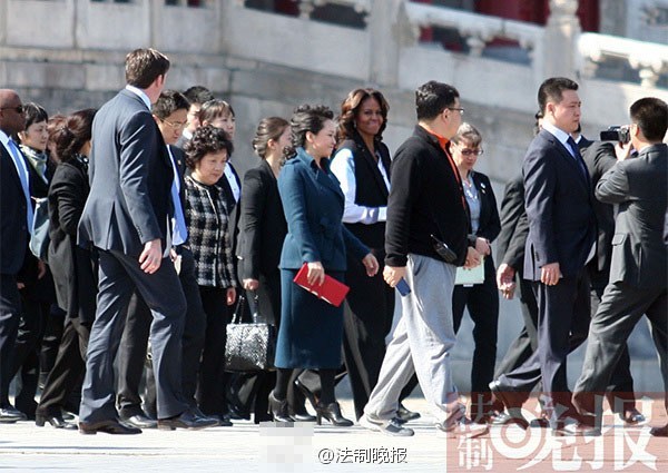 　　3月21日上午，美國總統(tǒng)夫人米歇爾參觀故宮，彭麗媛陪同。彭麗媛一身湖藍色裙裝，米歇爾黑白色職業(yè)裝