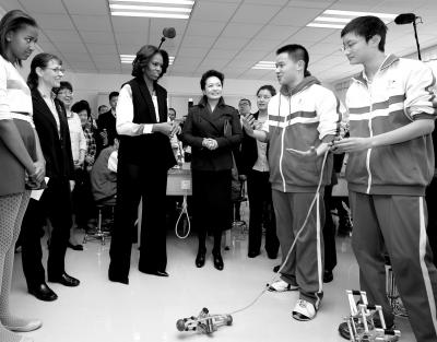 昨天上午，彭麗媛與米歇爾共同參觀北師大二附中，觀看學(xué)生們演示自己設(shè)計(jì)制作的幾何機(jī)器人。