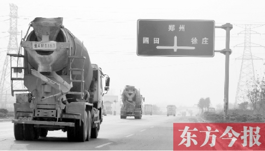 3月25日，兩輛水泥罐車(chē)在鄭汴物流通道行駛。大車(chē)“橫行”的道路上極易發(fā)生各種交通事故