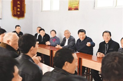 3月17日，習(xí)近平在河南省蘭考縣東壩頭鄉(xiāng)張莊村村委會(huì)與干部群眾座談，聽(tīng)取意見(jiàn)和建議。