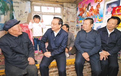 3月27日，李克強(qiáng)在內(nèi)蒙古自治區(qū)翁牛特旗橋頭鎮(zhèn)太平莊村看望貧困戶(hù)。