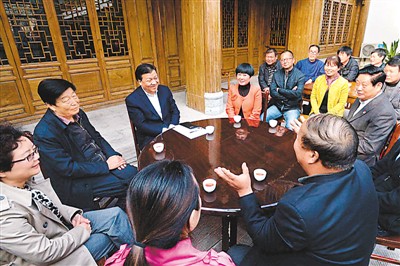 3月23日，劉云山在陜西省咸陽(yáng)市禮泉縣煙霞鎮(zhèn)袁家村與基層干部群眾座談，聽(tīng)取對(duì)教育實(shí)踐活動(dòng)的意見(jiàn)建議。